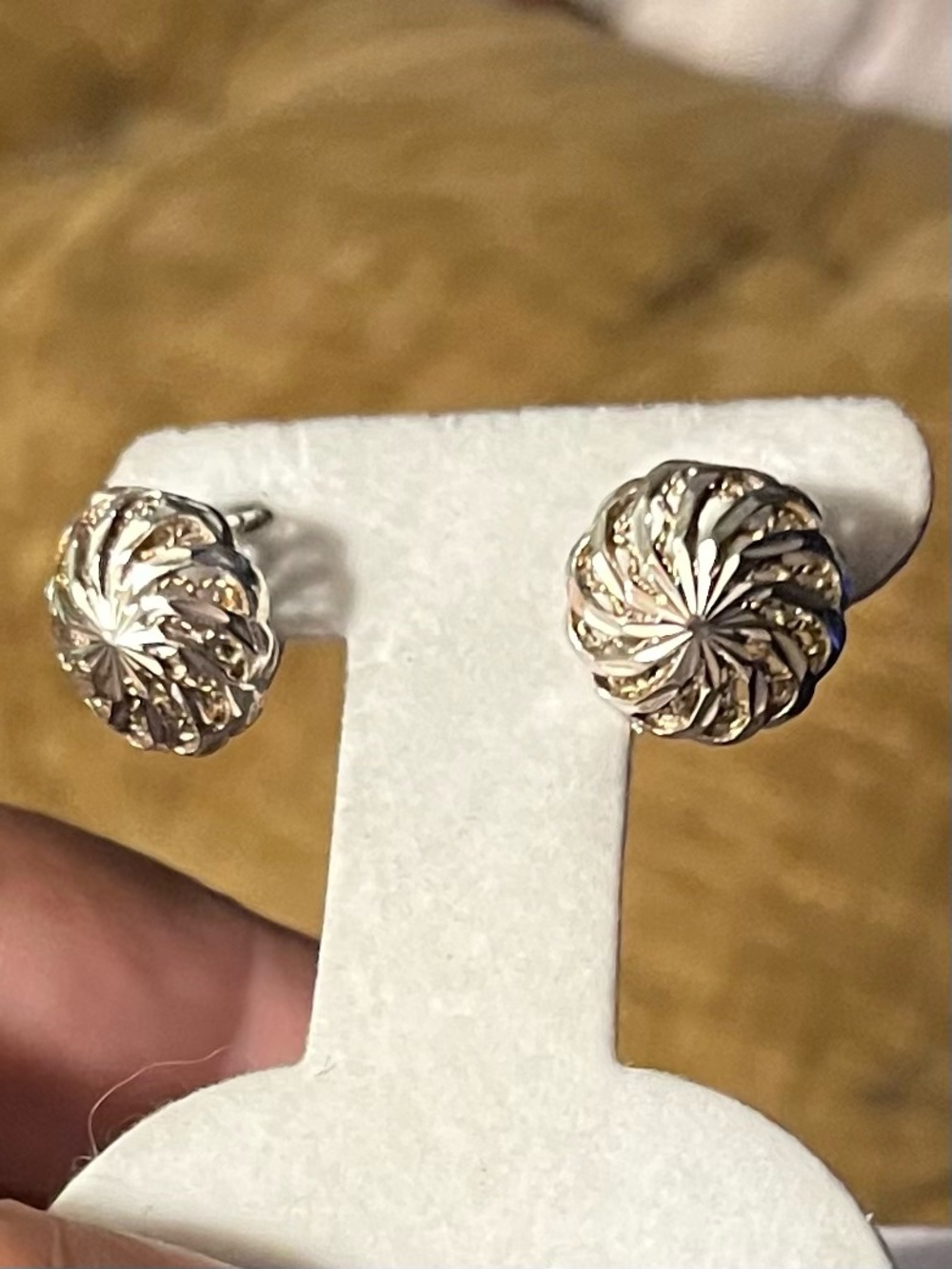 L64: Diamond cut swirl omega silver earrings - filigree design